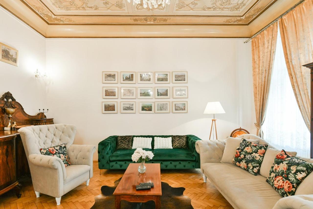 Appartement Stunning Charles Bridge Praag